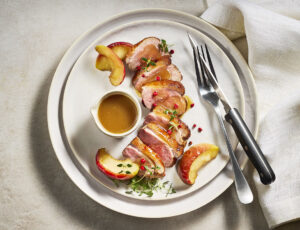 Canard et pommes sautées dans une sauce au sirop d’érable