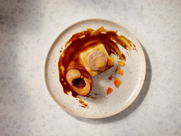 Recette — Foie gras au torchon, gel d’érable, pêches caramélisées au sucre d’érable et au Sortilège