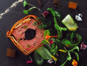Recette — Pâté de pigeon en croûte, trompettes de la mort confites au sirop d’érable