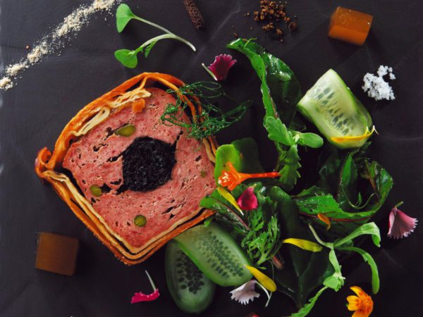Recette — Pâté de pigeon en croûte, trompettes de la mort confites au sirop d’érable