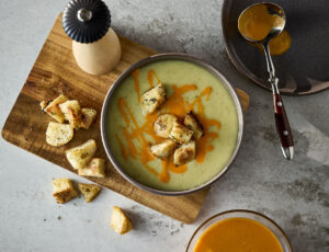 Potage aux courgettes et coulis de poivron rouge à l'érable