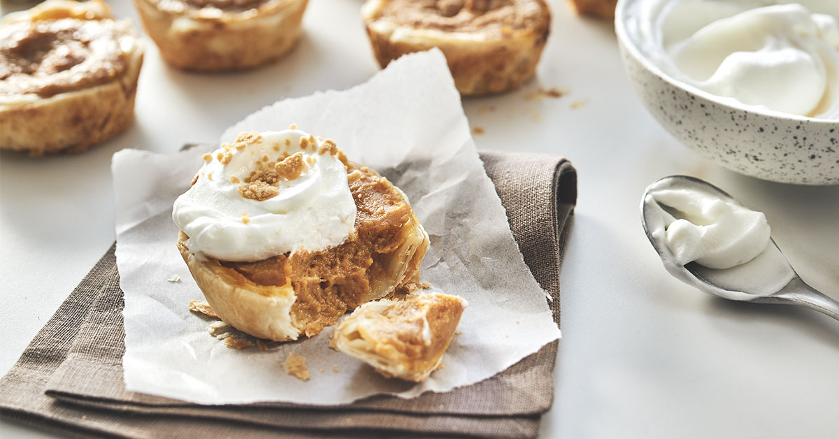 Recette De Gâteau à La Citrouille Recouvert D'un Glaçage Au Fromage Frais Et Noix De Pecan