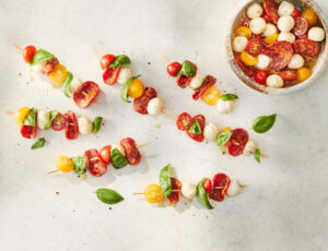 Mini-brochette de tomates, de bocconcini et de saucisson à l'érable