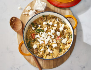 « One pot » de riz citronné au poulet, avec pois chiches, tomates, feta et érable